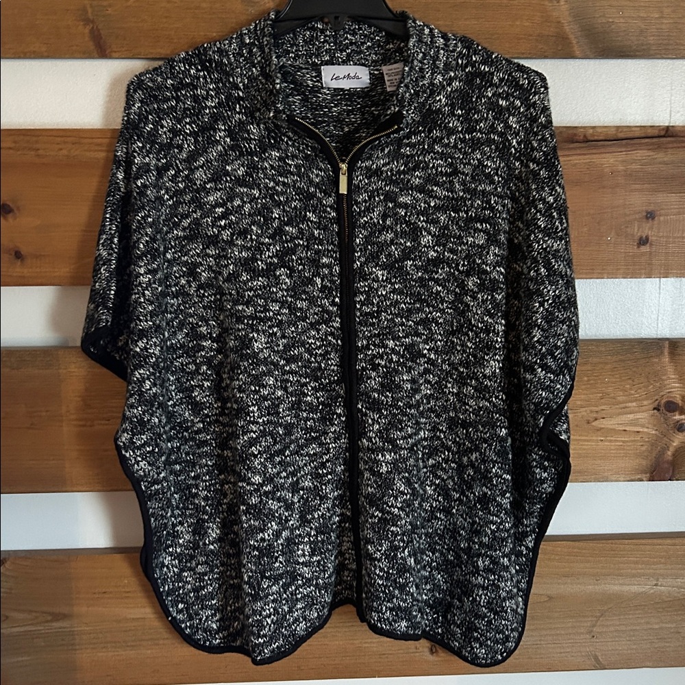 NWT Moda Black and White Marbled Zipper Poncho One Size